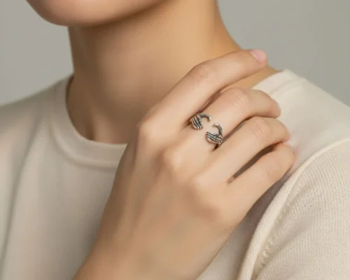 Anillo De Plata Corazon De Manos Ajustable