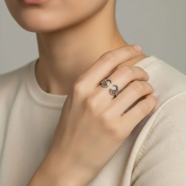 Anillo De Plata Corazon De Manos Ajustable