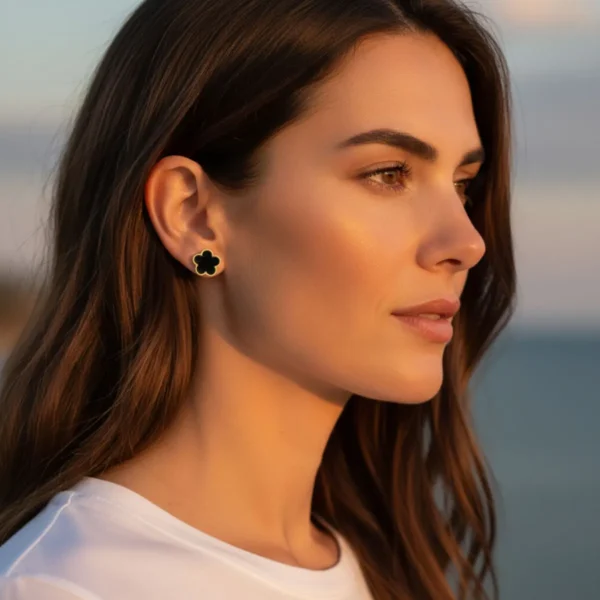 Aretes Broquel De Acero Flor 5 Hojas Negro