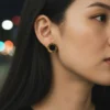 Aretes Broquel De Acero Redondo Numeros Romanos Dorado