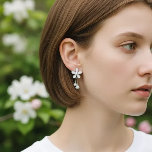 Aretes Broquel De Plata Flor Blanca