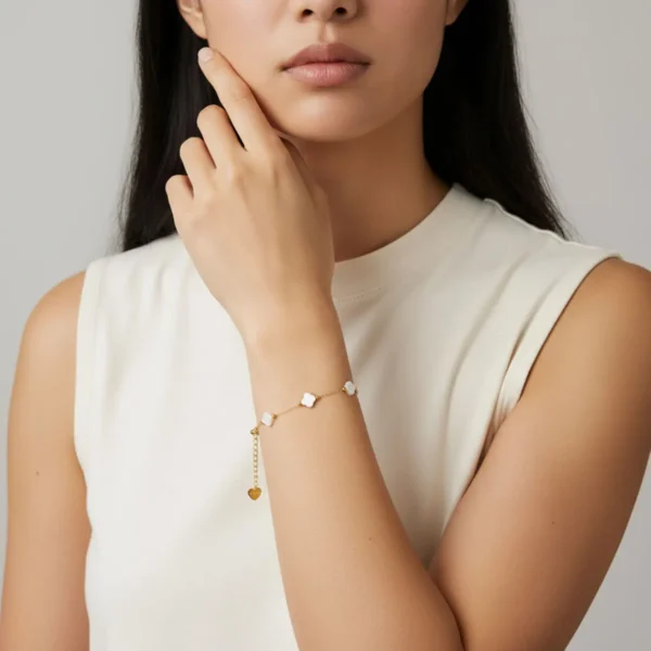 Pulsera De Titanio Trébol Blanco 4 Hojas Dorado
